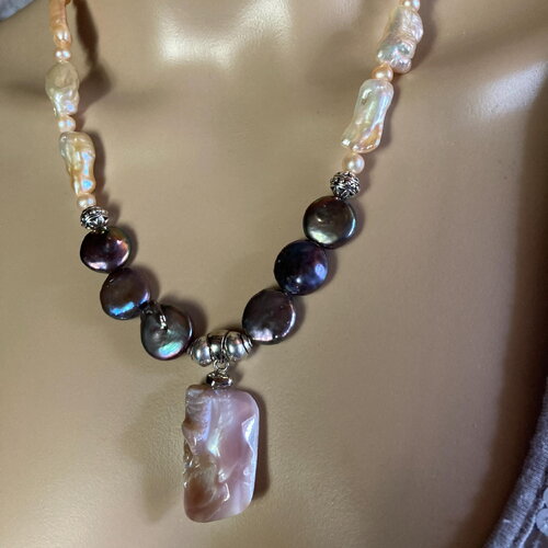 Perles de culture roses et noir késhi pendentif nacre collier 50 cm bijou femme
