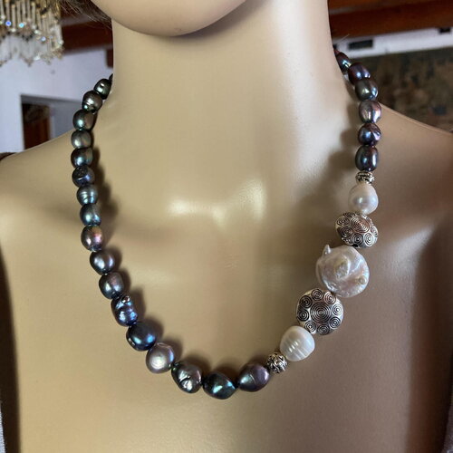 Perles de culture baroque noires et késhis blancs collier 50 cm bijou femme