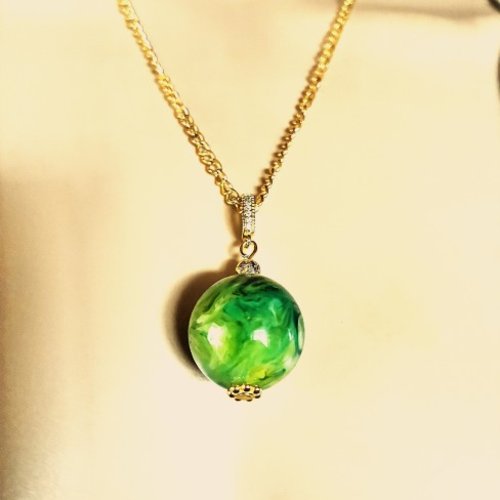 Pendentif ambre vert très marbré pendentif perle de 20 mm collier chaîne 50 cm dorée acier inoxydable bijou femme