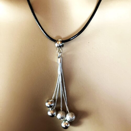 Pendentif élégant sur collier cordon en coton ciré noir 45/50 cm bijou femme