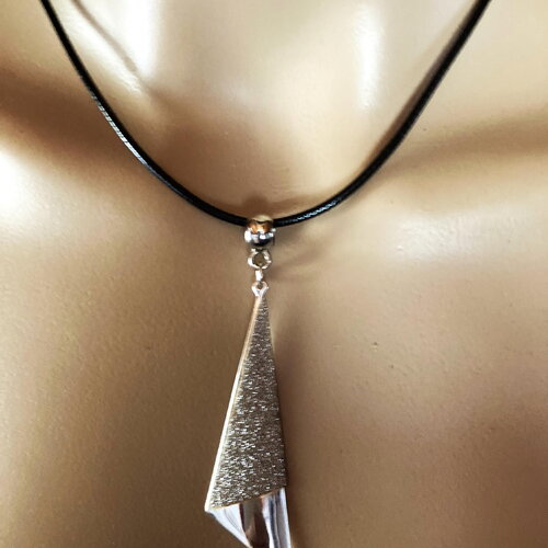 Pendentif élégant sur collier cordon en coton ciré noir 45/50 cm bijou femme