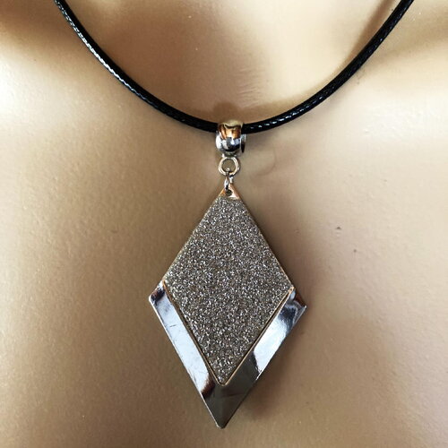 Pendentif élégant sur collier cordon en coton ciré noir 45/50 cm bijou femme