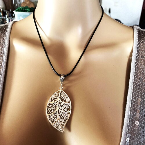 Pendentif feuille sur collier cordon en coton ciré noir 45/50 cm bijou femme