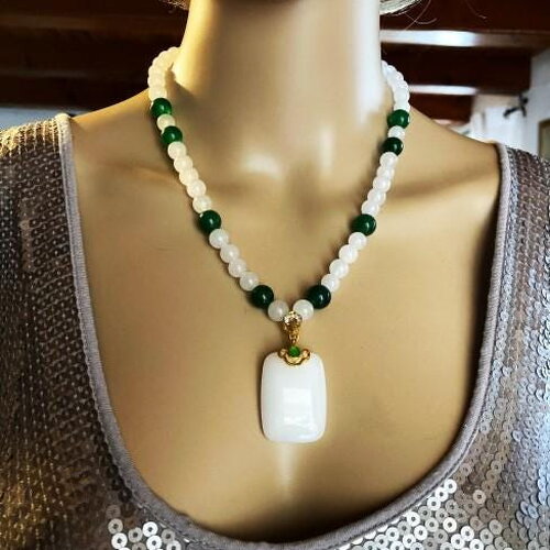 Collier agate blanche, verte pendentif en jade blanc 49cm bijou femme