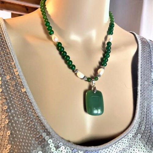Collier jade et perles de culture baroque avec pendentif en jade 48 cm bijou femme