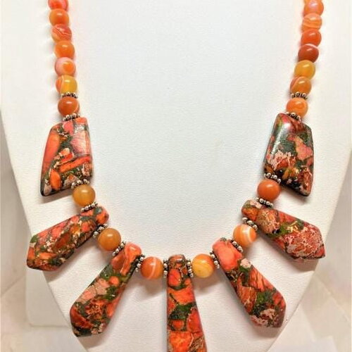Collier agate veinée mat et jaspe collier 51 cm pierres longues à la base très original bijou femme