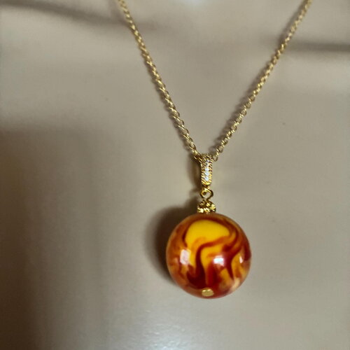 Pendentif ambre jaune/orange très marbré pendentif perle de 18mm collier 45 cm chaîne dorée acier inoxydable bijou femme homme
