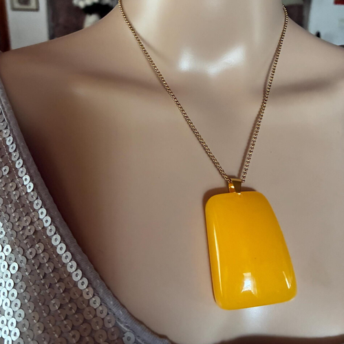 Pendentif ambre jaune rectangulaire 6 cm sur 4 cm collier chaîne 60 cm en acier inoxydable doré bijou femme homme