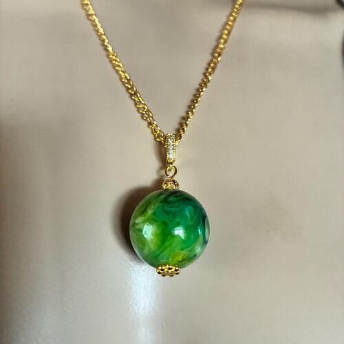 Pendentif ambre vert très marbré perle de 20 mm collier 50 cm chaîne dorée acier inoxydable bijou femme homme