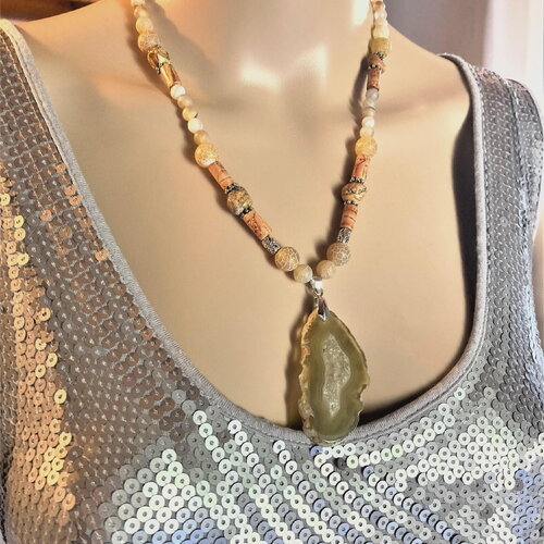 Collier agate veinée beige mat, jaspe, pendentif tranche d'agate 50 cm bijou femme