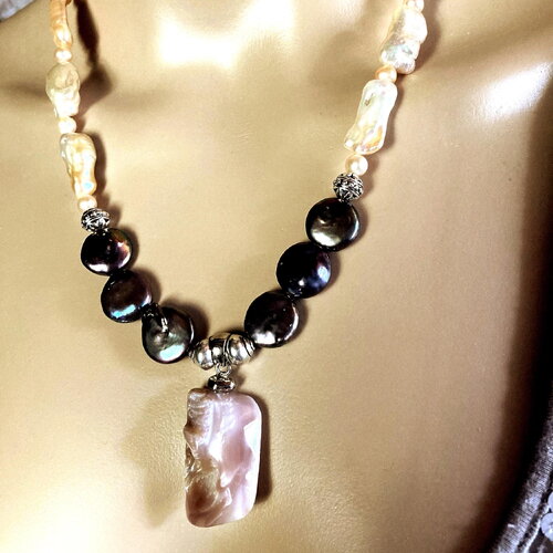 Perles de culture roses et noir késhi pendentif nacre collier 50 cm bijou femme