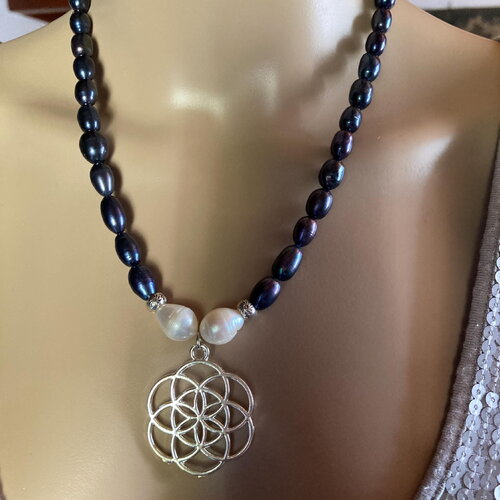 Collier perles de culture noires et blanches baroques pendentif rosace fleur de vie collier 52 cm bijou femme