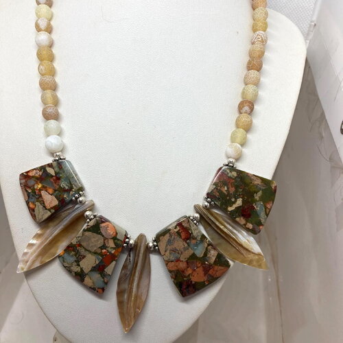 Agate mat veinée et jaspe brun/beige grosses pierres plates et nacre beige collier 49 cm bijou femme