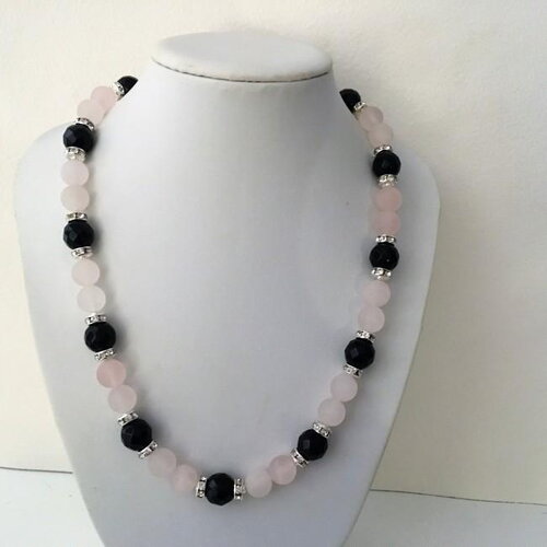 Quartz rose givrée onyx noir à facettes collier strass clairs pierres fines 50/55 cm bijou femme.
