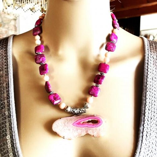 Agate veinée rose superbe pendentif tranche d'agate géode rose sur collier 50 cm bijou femme