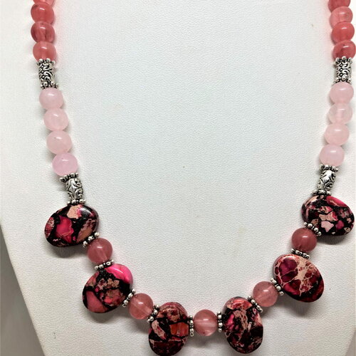 Quartz rose, jaspe, tourmaline collier 48 cm pierres ovales plates à la base. bijou femme.