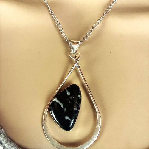 Pendentif turquoise noire collier chaîne acier inoxydable 45 cm, bijou femme.