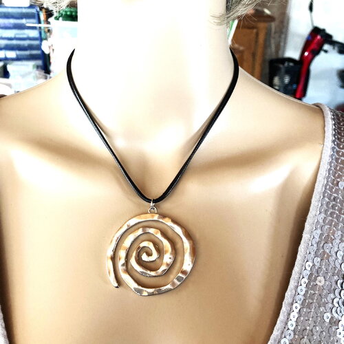 Pendentif original en acier inoxydable martelé sur collier cordon en coton noir 40/45 cm bijou femme