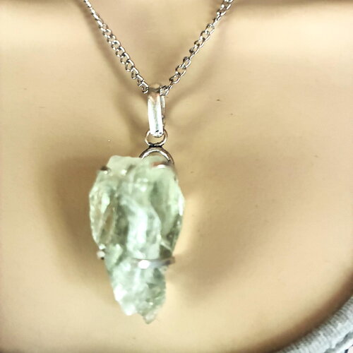 Pendentif améthyste brute vert d'eau collier chaîne acier inoxydable 45 cm, bijou femme.