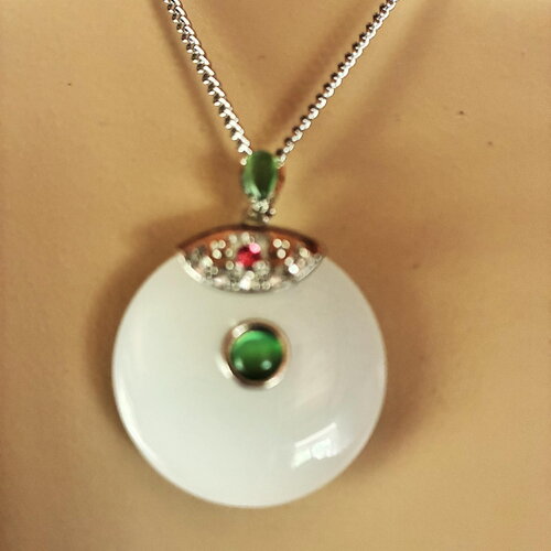 Pendentif jade sur collier chaîne acier inoxydable argentée 45 cm bijou femme