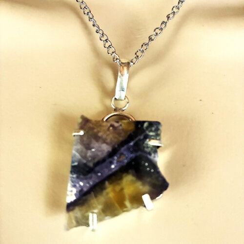 Pendentif fluorite brute collier chaîne acier inoxydable 45 cm, bijou femme.