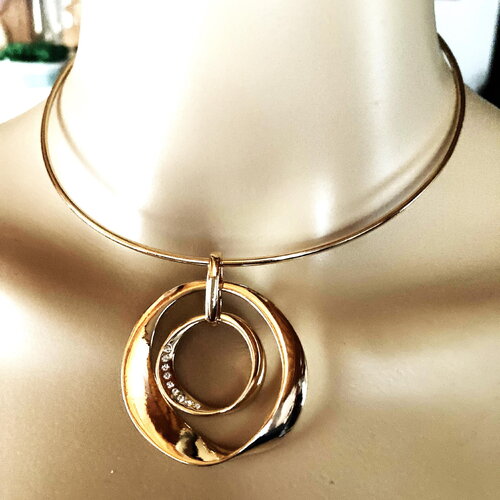 Pendentif doré acier inoxydable sur collier cercle ras de cou métal doré bijou femme