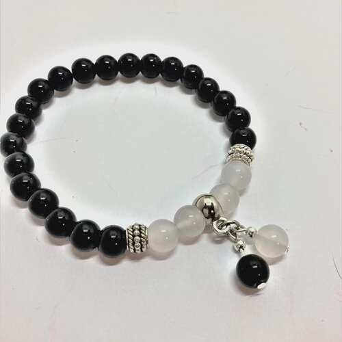 Onyx noir, agate blanche, bracelet tendance de 16 à 19 cm perles de 8mm avec breloques bijou femme