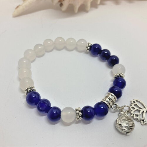Agate bleue agate blanche bracelet tendance de 16 à 19 cm perles de 8mm avec breloques bijou femme