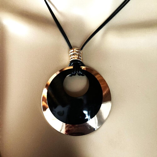 Pendentif noir et doré en acier inoxydable sur collier/sautoir jeu de 2 cordons noir 65/70 cm bijou femme