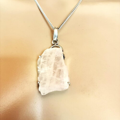 Pendentif argent quartz rose brut sur collier chaîne acier inoxydable argentée 45 cm bijou femme
