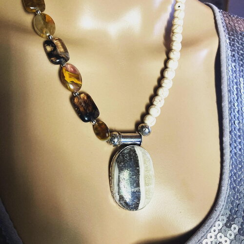 Collier tourmaline et howlite beige marbrée pendentif en calcite zébrée 50 cm bijou femme
