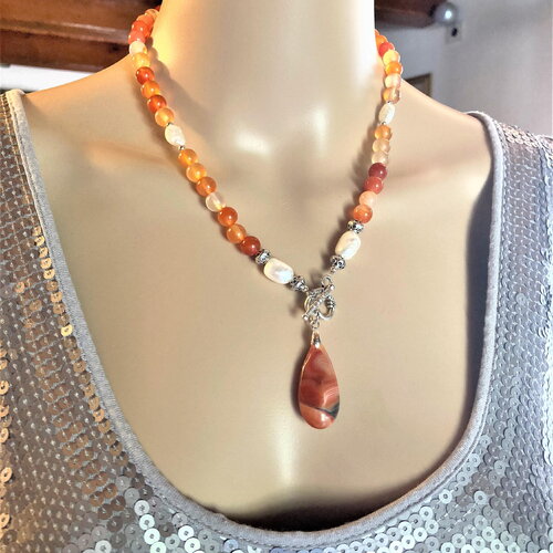 Collier avec pendentif pierre en agate orange marbrée 47 cm bijou femme
