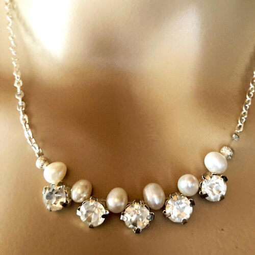 Collier élégant perles de culture eau douce baroque blanche avec cristal clair sur chaîne argentée bijoux femme. mariage