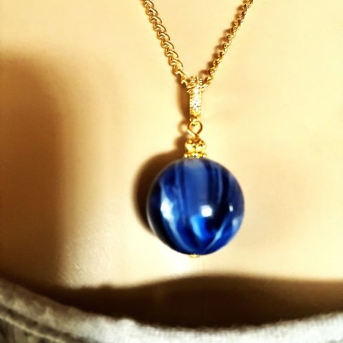 Pendentif ambre bleu très marbré perle de 20 mm collier 50 cm chaîne dorée acier inoxydable bijou femme