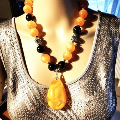 Collier ambre jaune orangé et noir superbe collier 55 cm gros pendentif grosses perles de 20mm bijou femme