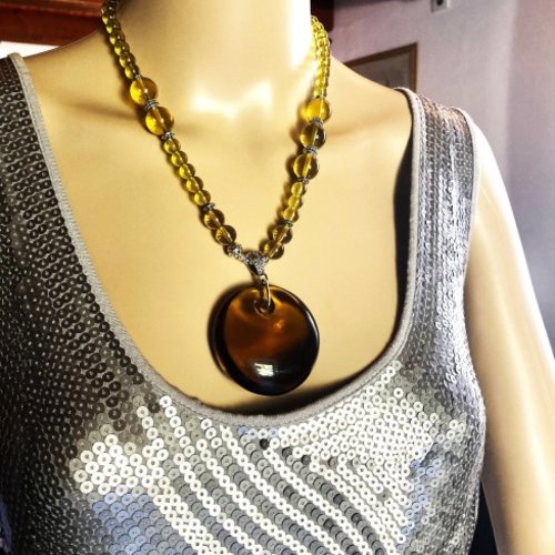 Collier ambre vert clair, gros pendentif rond en ambre vert collier 51 cm perles de 14 et 8mm, bijou femme