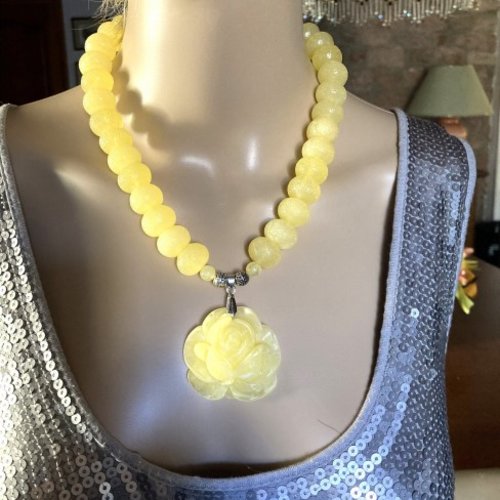 Ambre jaune clair superbe pendentif en ambre jaune clair sur collier 49 cm grosses perles sculptées neuf bijou femme