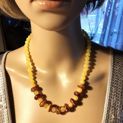 Collier collier ambre jaune et orange/brun très joli bijou fin de 49 cm perles de 8mm bijou femme