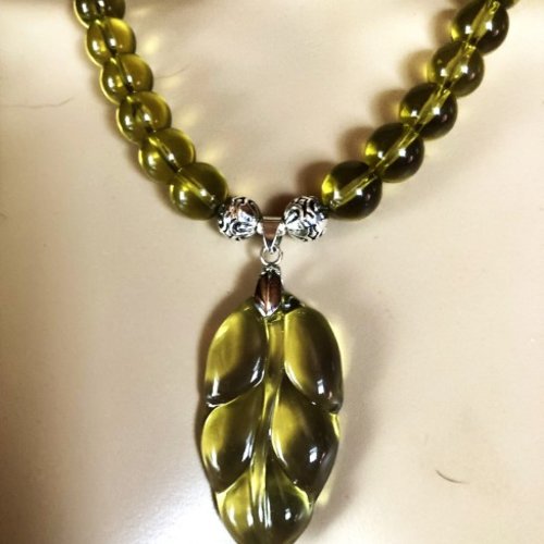 Collier ambre vert clair, pendentif feuille en ambre vert collier 51 cm perles de 14 et 8mm, bijou femme