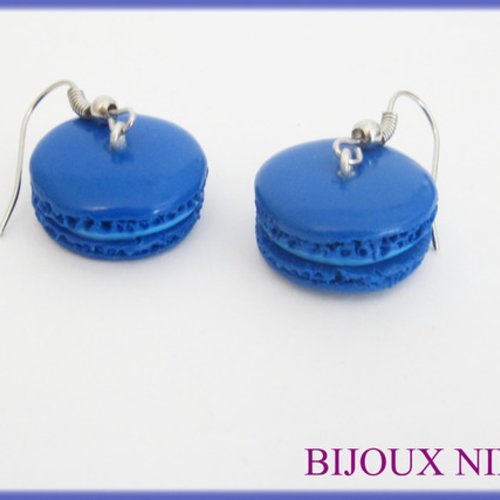 Boucle d'oreille  macaron gourmand bleu en fimo 