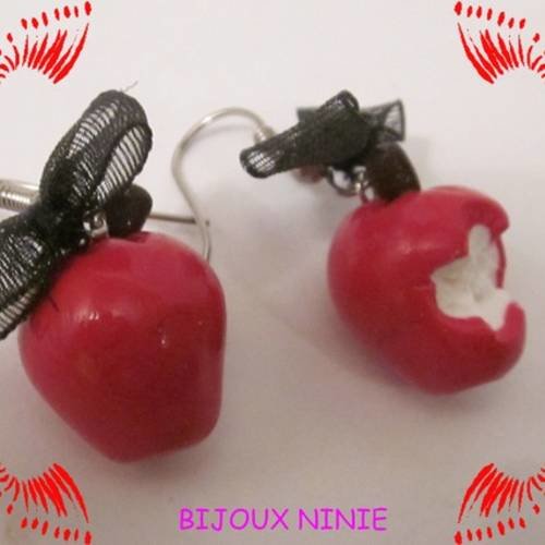Boucles d'oreilles pomme rouge croquée en fimo 