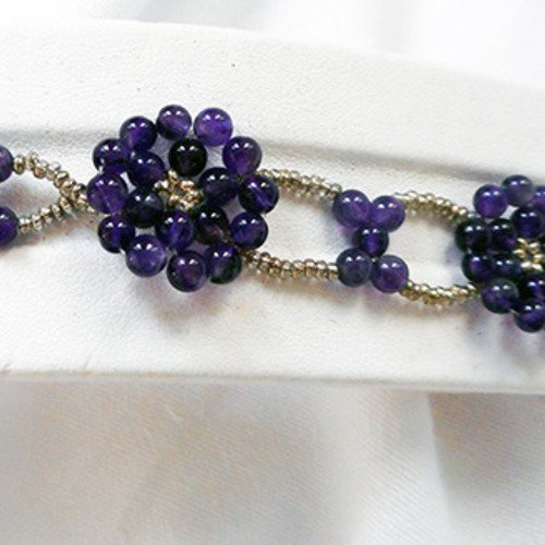Bracelet améthyste mauve violet tissée en formes de fleurs comme un bouquet à votre poignet
