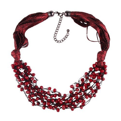 Collier tissu et perles de verre rouge pour les fêtes