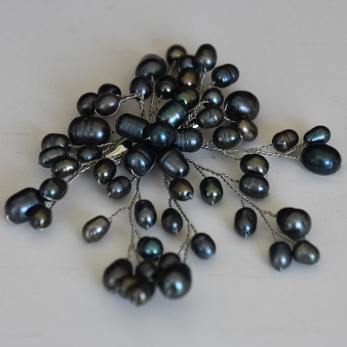 Broche perle eau douce noire 10x8 cm