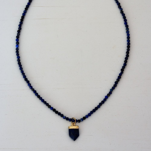 Collier ras du cou lapis-lazuli pendentif (placage or)  trés fin et élégant