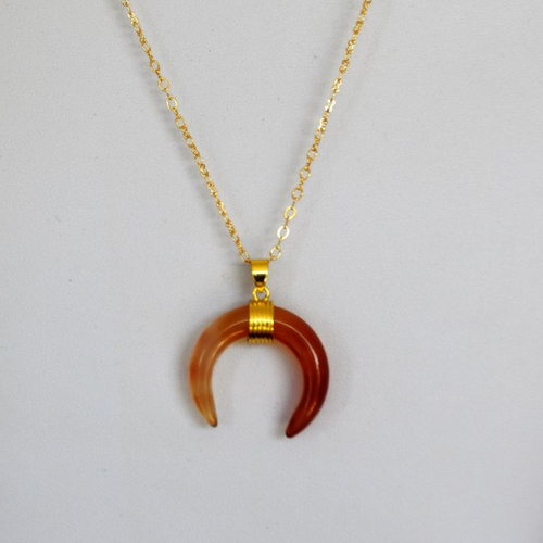 Collier lune chaîne plaqué or et cornaline de 3.5 cm