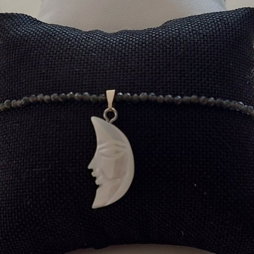 Bracelet  obsidienne  pendentif lune nacre blanche