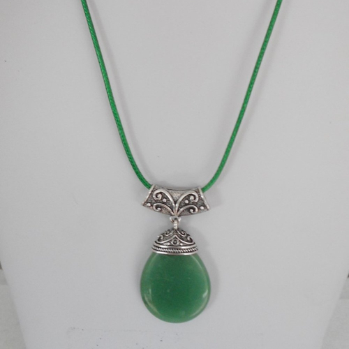 Collier jade vert  de 6x3 cm cordon cuir noir ou vert