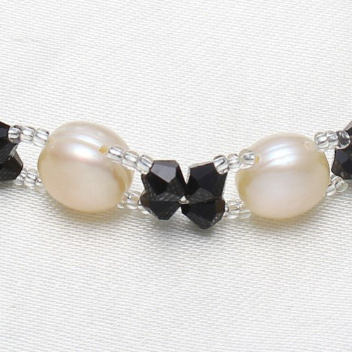 Bracelet perle eau douce blanche,fleurs en perle de verre noire et rocailles