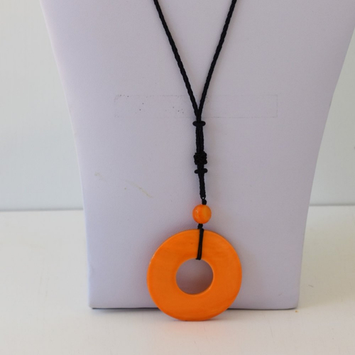 Collier (soldé) cordon 78 cm et nacre teintée orange de 5 cm de diamètre